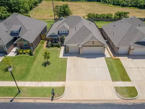 2916 SE 24th St, Moore, OK 73160