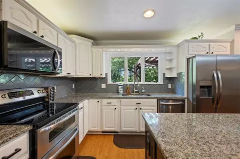 Kitchen - 334 Shrouder Rd, Broken Bow, OK 74728 photo 1 of 3