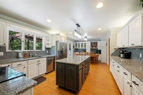 Kitchen - 334 Shrouder Rd, Broken Bow, OK 74728 photo 2 of 3