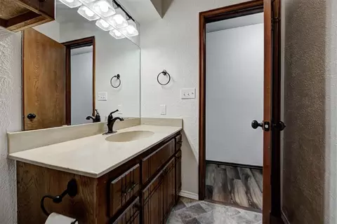 Bath - 2115 Teresa Dr, Norman, OK 73071 photo 3 of 3