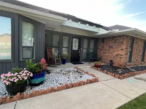 3100 N Meadowood Dr, Midwest City, OK 73110