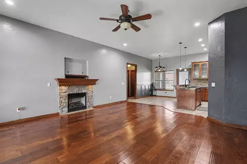Living - 403 Scissor Tail Ln, Tuttle, OK 73089 photo 2 of 3