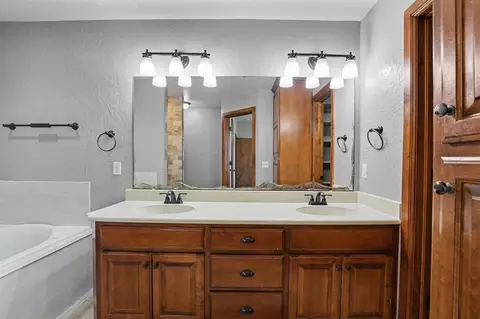 Bath - 403 Scissor Tail Ln, Tuttle, OK 73089 photo 1 of 4