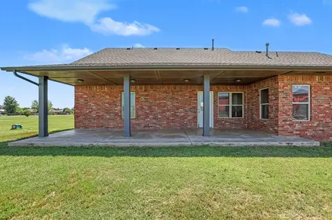 Exterior - 403 Scissor Tail Ln, Tuttle, OK 73089 photo 3 of 6