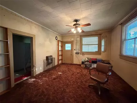 Living - 104 W Johnny Bench St, Binger, OK 73009 photo 3 of 4