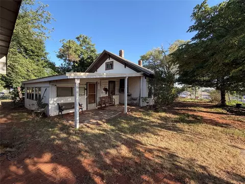 Exterior - 104 W Johnny Bench St, Binger, OK 73009 photo 9 of 12