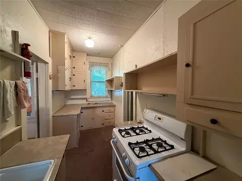 Kitchen - 104 W Johnny Bench St, Binger, OK 73009 photo 2 of 2