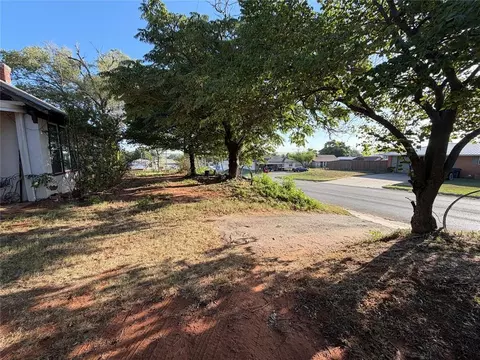 Exterior - 104 W Johnny Bench St, Binger, OK 73009 photo 8 of 12