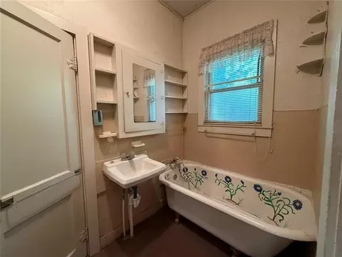 Bath - 104 W Johnny Bench St, Binger, OK 73009 photo 2 of 2