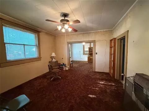 Living - 104 W Johnny Bench St, Binger, OK 73009 photo 4 of 4