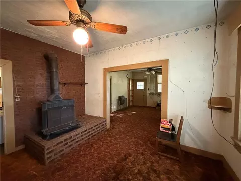 Living - 104 W Johnny Bench St, Binger, OK 73009 photo 2 of 4