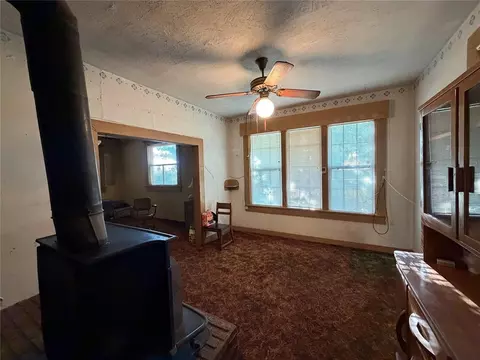 Living - 104 W Johnny Bench St, Binger, OK 73009 photo 1 of 4