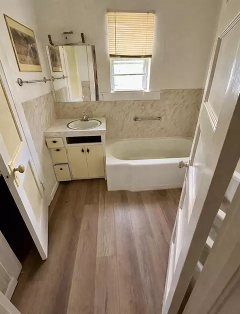 Bath - 18492 E 1270 Rd, Sayre, OK 73662 photo 1 of 2
