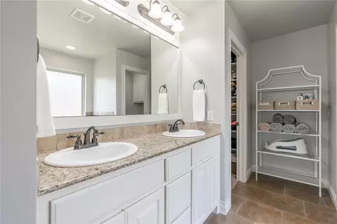Bath - 4933 Champlain Pl, Edmond, OK 73025 photo 1 of 3