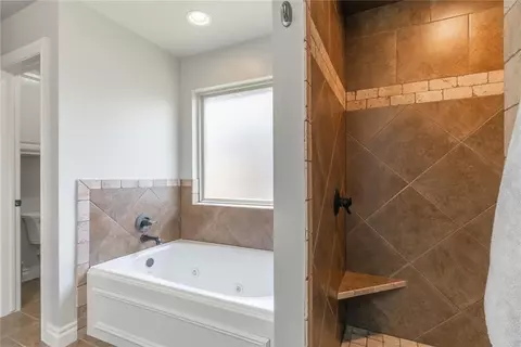 Bath - 4933 Champlain Pl, Edmond, OK 73025 photo 2 of 3