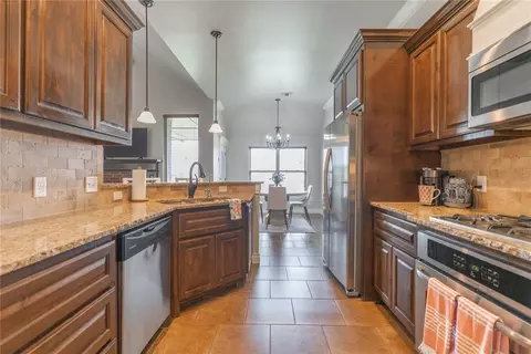 Kitchen - 4933 Champlain Pl, Edmond, OK 73025 photo 4 of 4