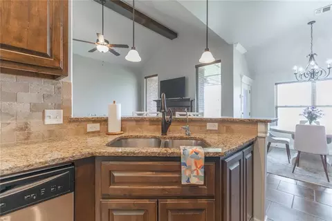 Kitchen - 4933 Champlain Pl, Edmond, OK 73025 photo 3 of 4