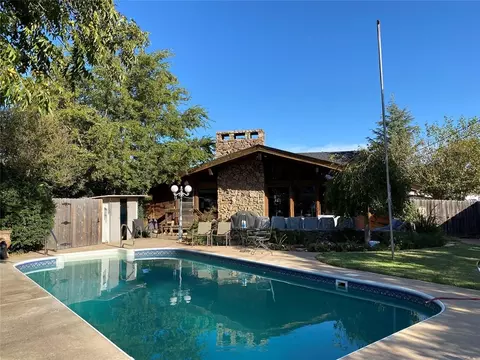 Exterior - 824 Elm St, Altus, OK 73521 photo 5 of 8