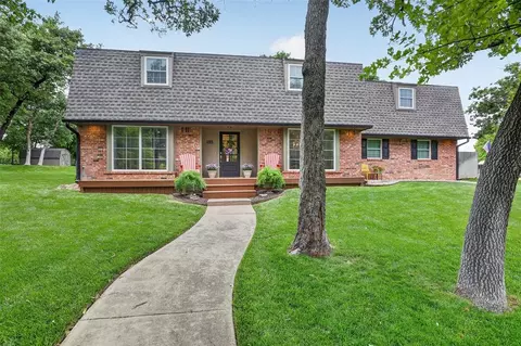 2113 Hummingbird Ln, Edmond, OK 73034