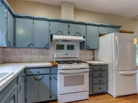 Kitchen - 3555 E Imhoff Rd, Norman, OK 73026 photo 3 of 5