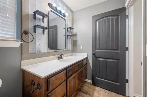 Bath - 401 Tecumseh Meadows Ct, Norman, OK 73069 photo 2 of 6