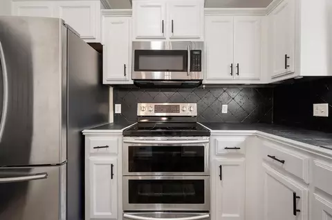Kitchen - 401 Tecumseh Meadows Ct, Norman, OK 73069 photo 4 of 5