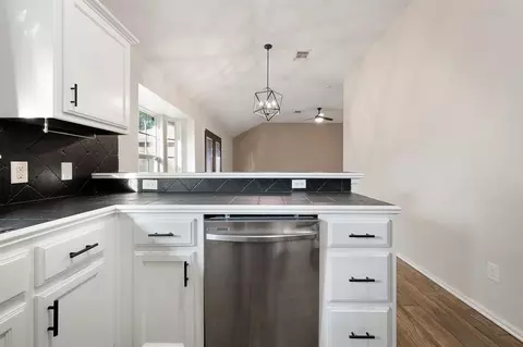 Kitchen - 401 Tecumseh Meadows Ct, Norman, OK 73069 photo 5 of 5
