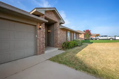 Exterior - 401 Tecumseh Meadows Ct, Norman, OK 73069 photo 3 of 5