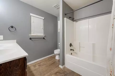 Bath - 401 Tecumseh Meadows Ct, Norman, OK 73069 photo 4 of 6