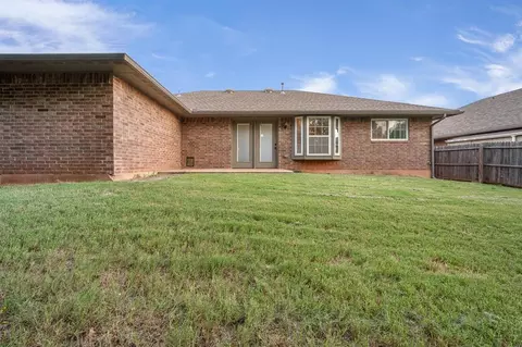Exterior - 401 Tecumseh Meadows Ct, Norman, OK 73069 photo 5 of 5