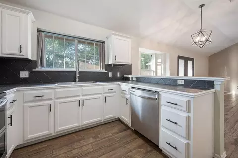 Kitchen - 401 Tecumseh Meadows Ct, Norman, OK 73069 photo 2 of 5