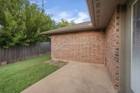 Exterior - 401 Tecumseh Meadows Ct, Norman, OK 73069 photo 4 of 5