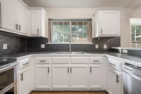 Kitchen - 401 Tecumseh Meadows Ct, Norman, OK 73069 photo 3 of 5