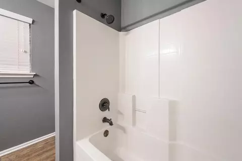 Bath - 401 Tecumseh Meadows Ct, Norman, OK 73069 photo 6 of 6