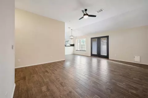 Living - 401 Tecumseh Meadows Ct, Norman, OK 73069 photo 5 of 6