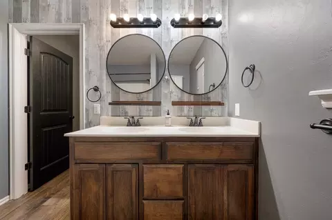 Bath - 401 Tecumseh Meadows Ct, Norman, OK 73069 photo 5 of 6