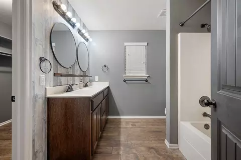 Bath - 401 Tecumseh Meadows Ct, Norman, OK 73069 photo 3 of 6