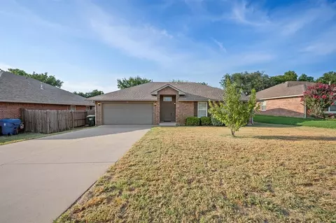 Exterior - 401 Tecumseh Meadows Ct, Norman, OK 73069 photo 2 of 5