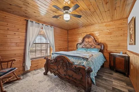 Bedroom - 536 Coon Creek Loop, Broken Bow, OK 74728 photo 3 of 6