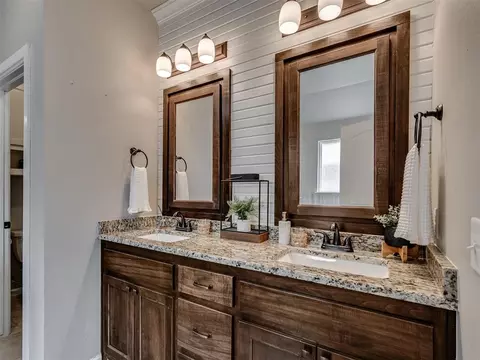Bath - 1516 Pendleton Pl, Moore, OK 73160 photo 2 of 5