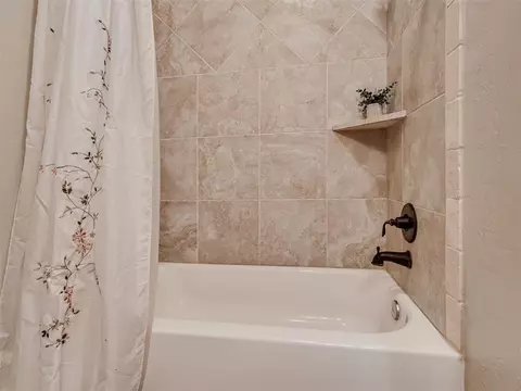 Bath - 1516 Pendleton Pl, Moore, OK 73160 photo 5 of 5
