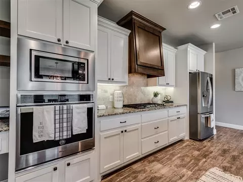 Kitchen - 1516 Pendleton Pl, Moore, OK 73160 photo 5 of 7