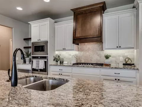 Kitchen - 1516 Pendleton Pl, Moore, OK 73160 photo 2 of 7