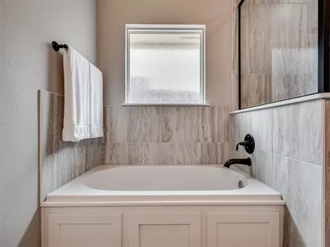 Bath - 1516 Pendleton Pl, Moore, OK 73160 photo 3 of 5
