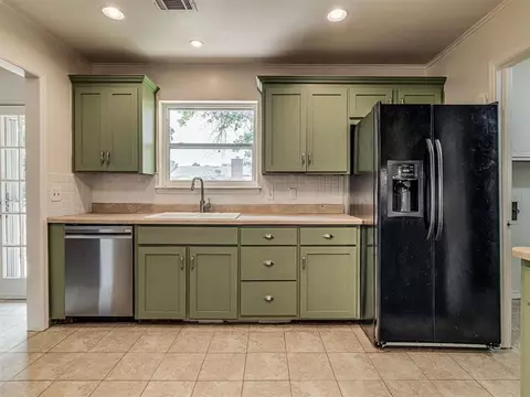 Kitchen - 8922 E 49th Pl, Tulsa, OK 74145 photo 4 of 6