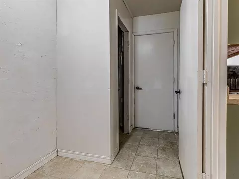 Entry Way - 8922 E 49th Pl, Tulsa, OK 74145 photo 2 of 2