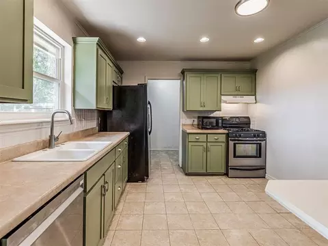 Kitchen - 8922 E 49th Pl, Tulsa, OK 74145 photo 2 of 6