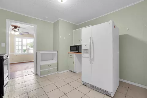 Kitchen - 108 Central Dr, Sayre, OK 73662 photo 2 of 3