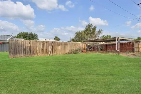 Exterior - 108 Central Dr, Sayre, OK 73662 photo 2 of 3