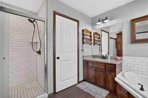 Bath - 208 Moran Rd, Mcloud, OK 74851 photo 2 of 5